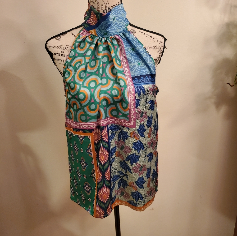 Decorative sleeveless blouse